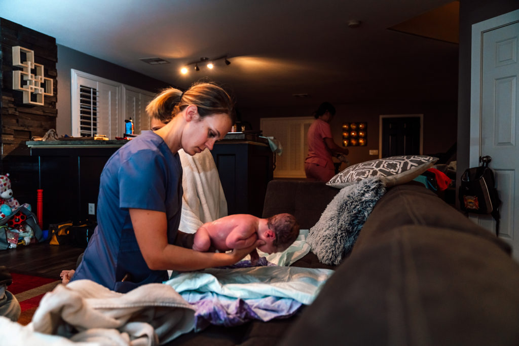 newborn exam at home after home birth 