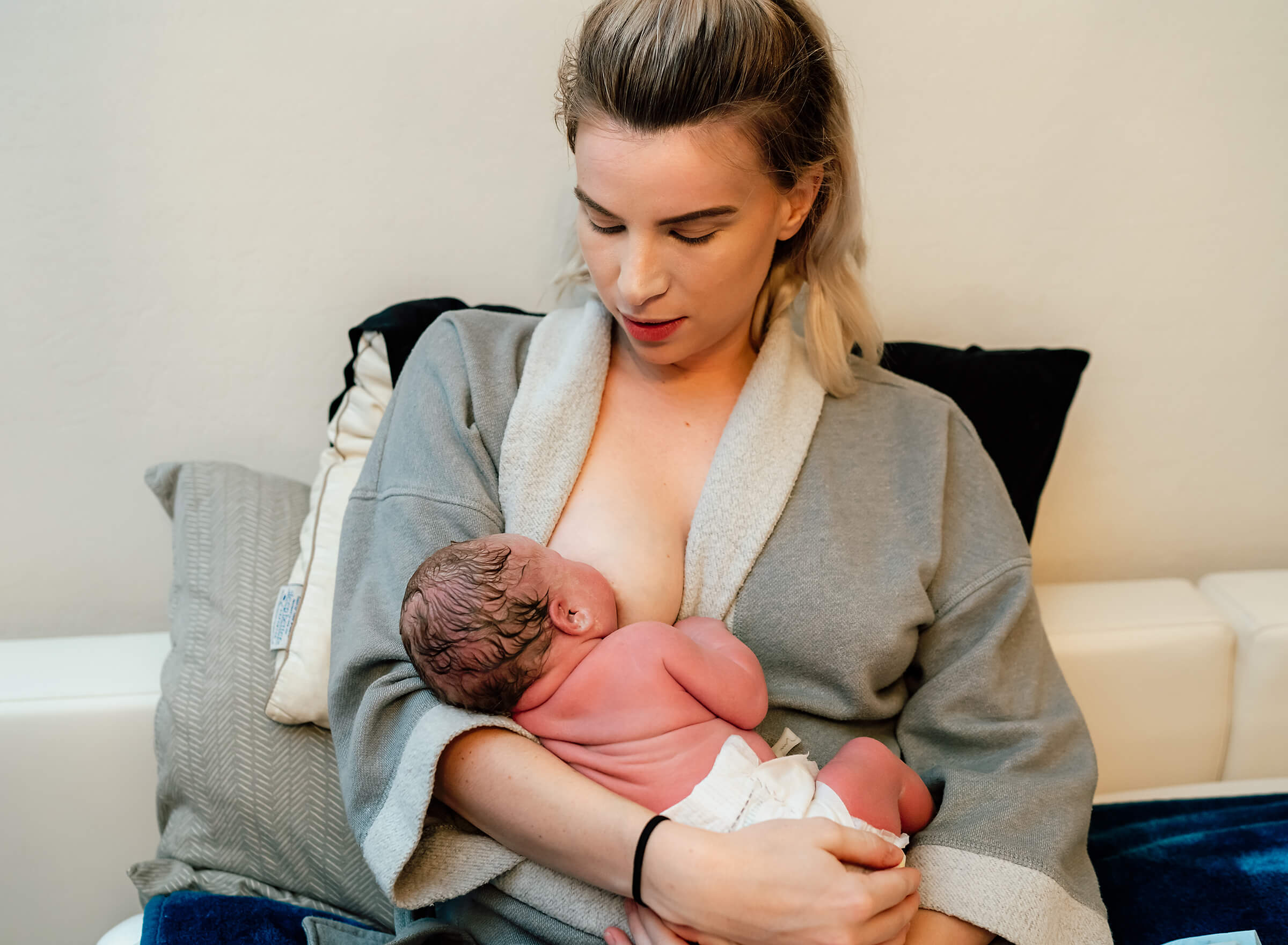 breastfeeding moments after birth 