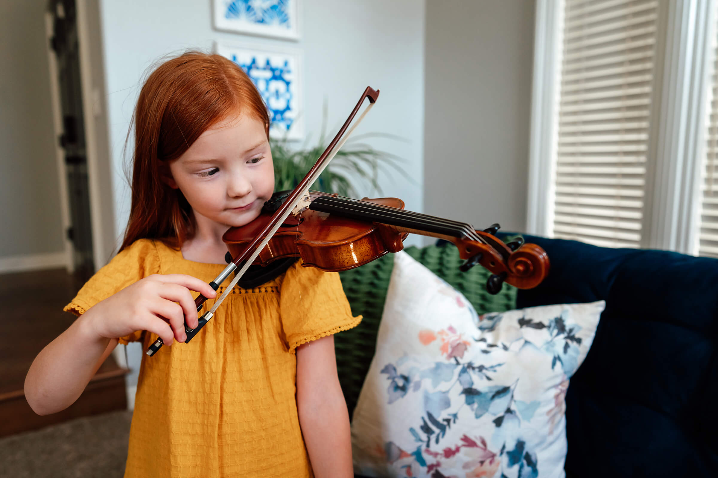 daughter playing violin during Las Vegas family session 