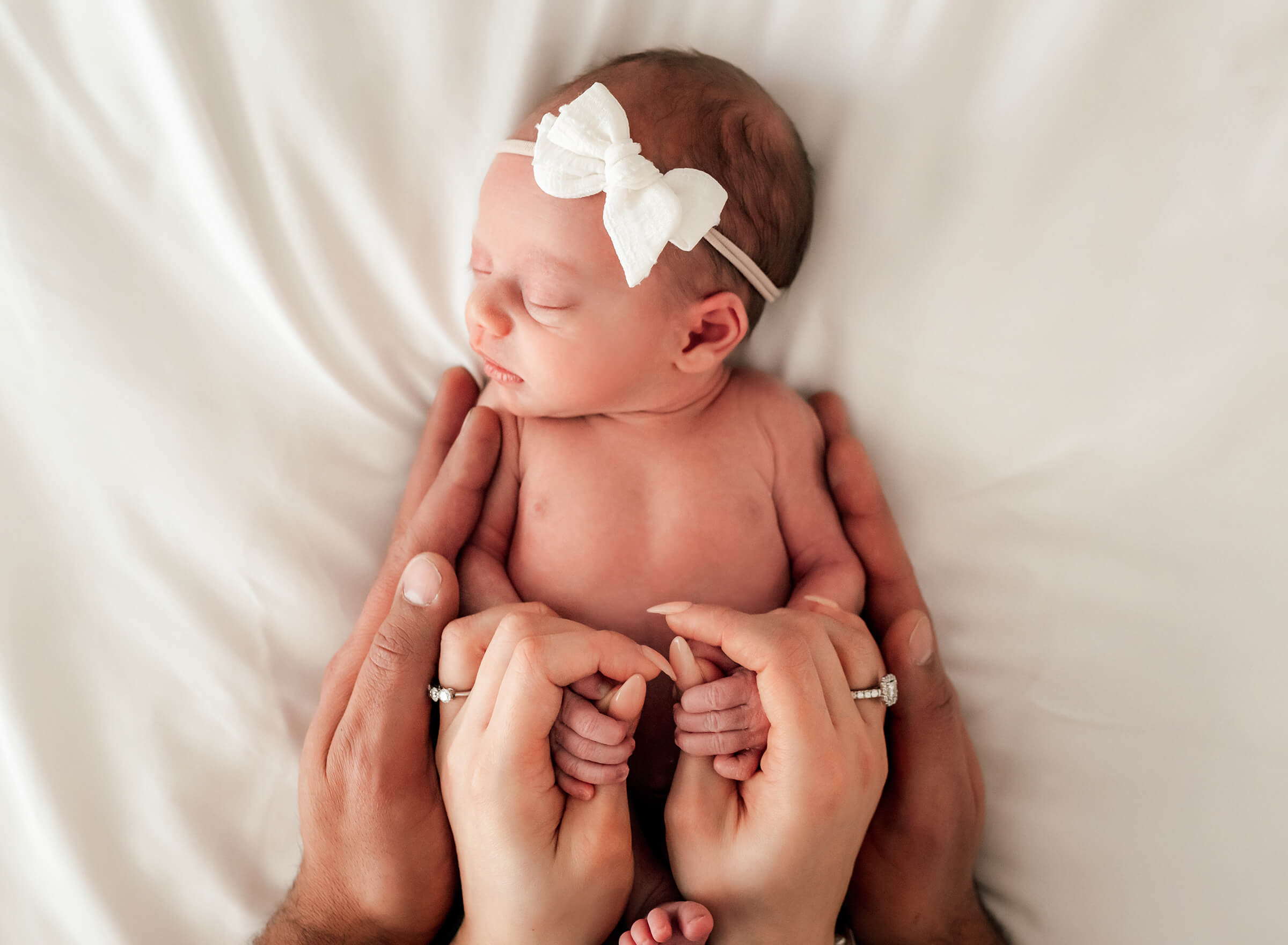 using parent's hands during a newborn session