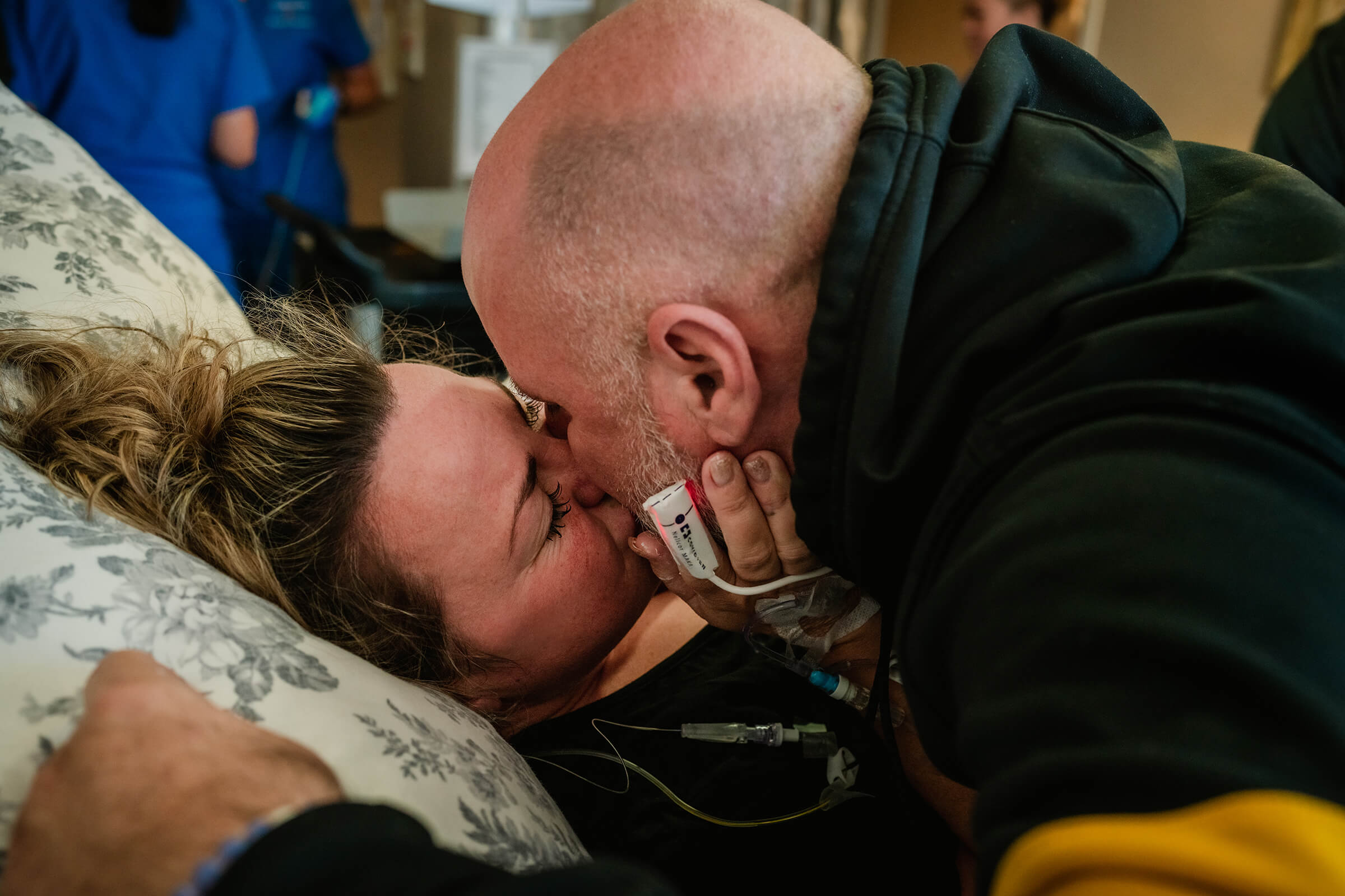 husband kissing his wife before she starts pushing in labor