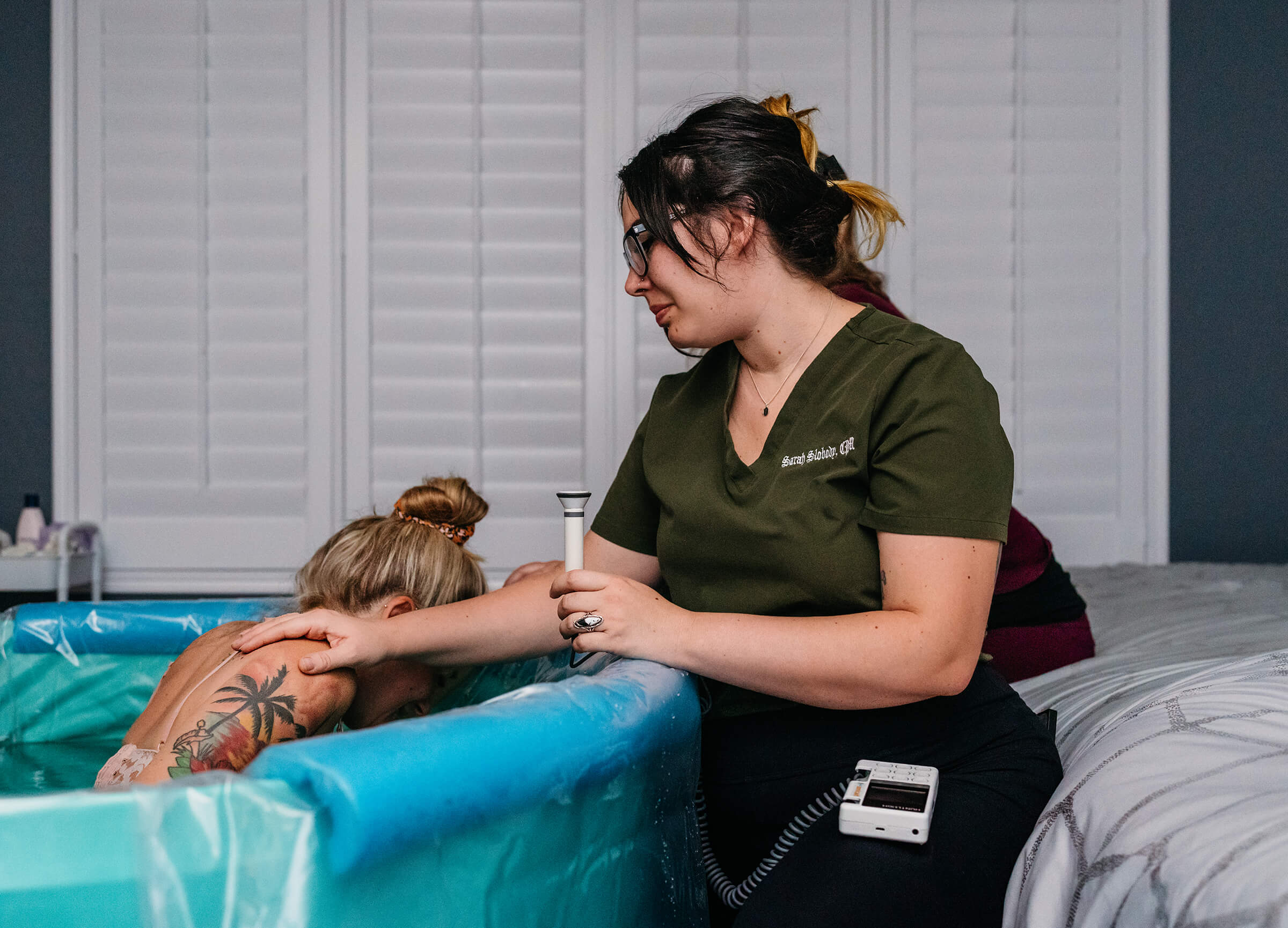 image of Las Vegas midwife Sarah Slobody as she encourages a  mother during a contraction